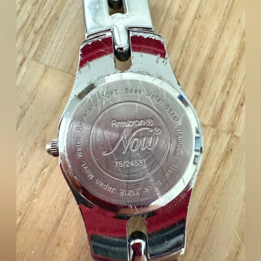 Armitron ladies blue holographic dial silver tone watch NEW BATTERY
